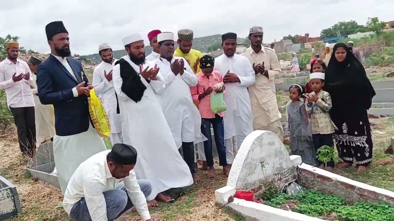 Sarkar Abu Bakar Saheb Qibla Apne Waalidain Ke Mazar Mubarak Par Haazri Detay Huwe Guledgudd