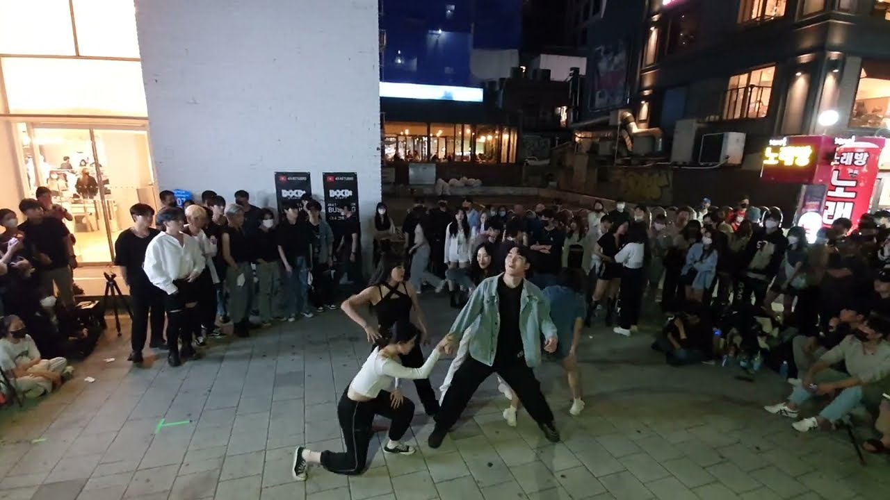 SUNDAY. 4×4 STUDIO. FANTASTIC IMPROMPTU REQUEST COVER BUSKING. HONGDAE.