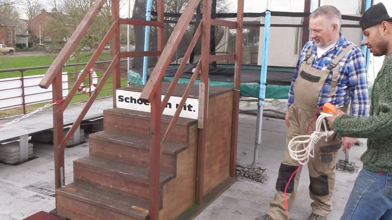 Verbeteren afzuiging straalkast en om hoog takelen nieuwe trap.