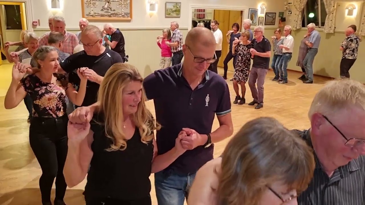 Sätila Bygdegård 2/11 2022. Eva å Ingvar på scen.Dagens dans Jessicapolka.