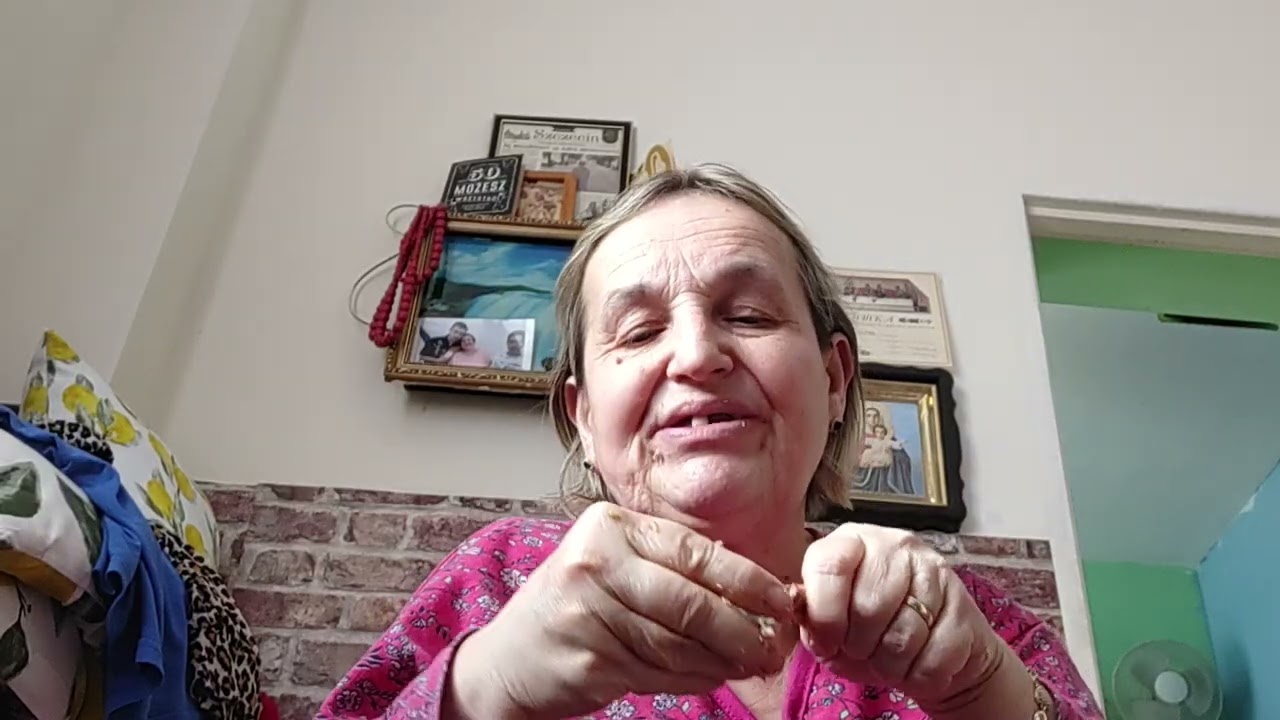 Mukbang z skrzydełkami.