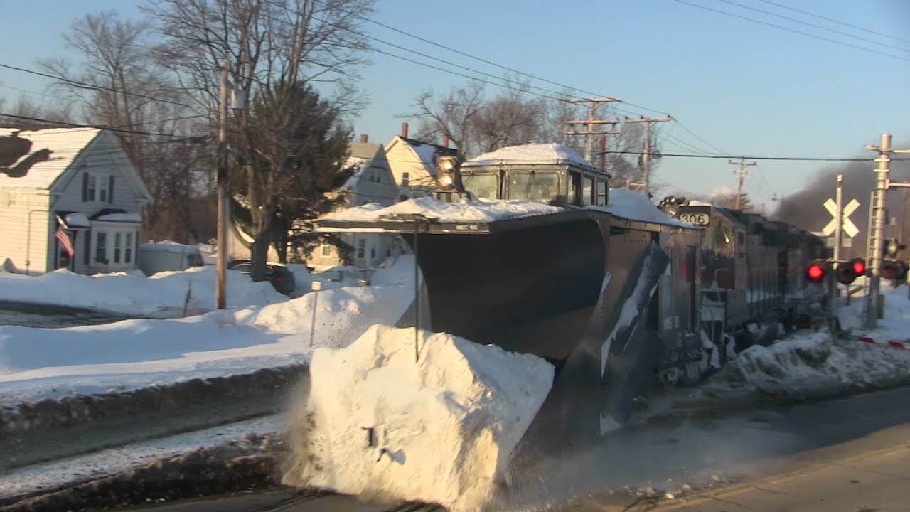 LESLIE A-200 HORN ON PAN AM SNOWPLOW VERSUS NATHAN K5LA ON MBTA GP40MC!!!