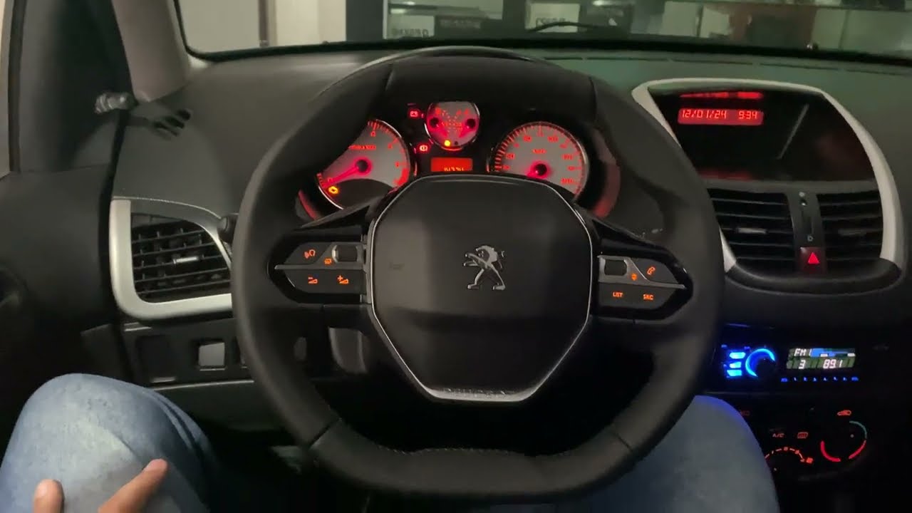 Peugeot 207 com volante multifuncional instalado no sistema original @mssoundosasco
