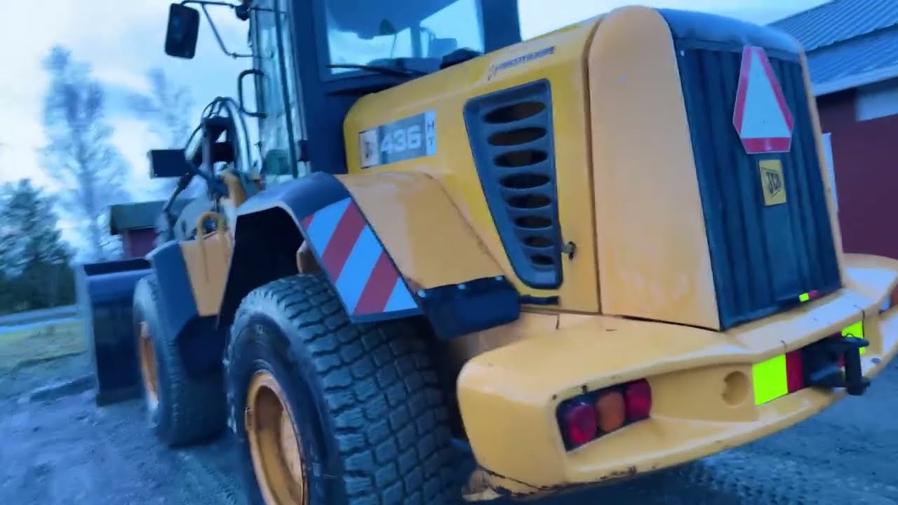 JCB live, haketta aamuhämärässä siiloon