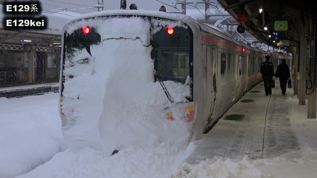 大豪雪の上越線国境を走るE129系普通電車 上越線水上駅付近