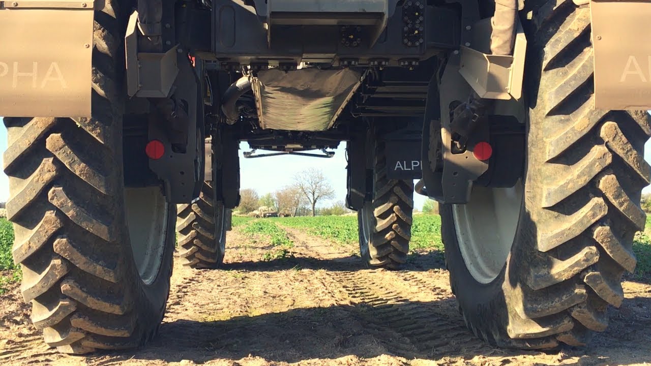 2500 hektarów, trzecia taka maszyna w Chodowie. Wiatr 8 m/s