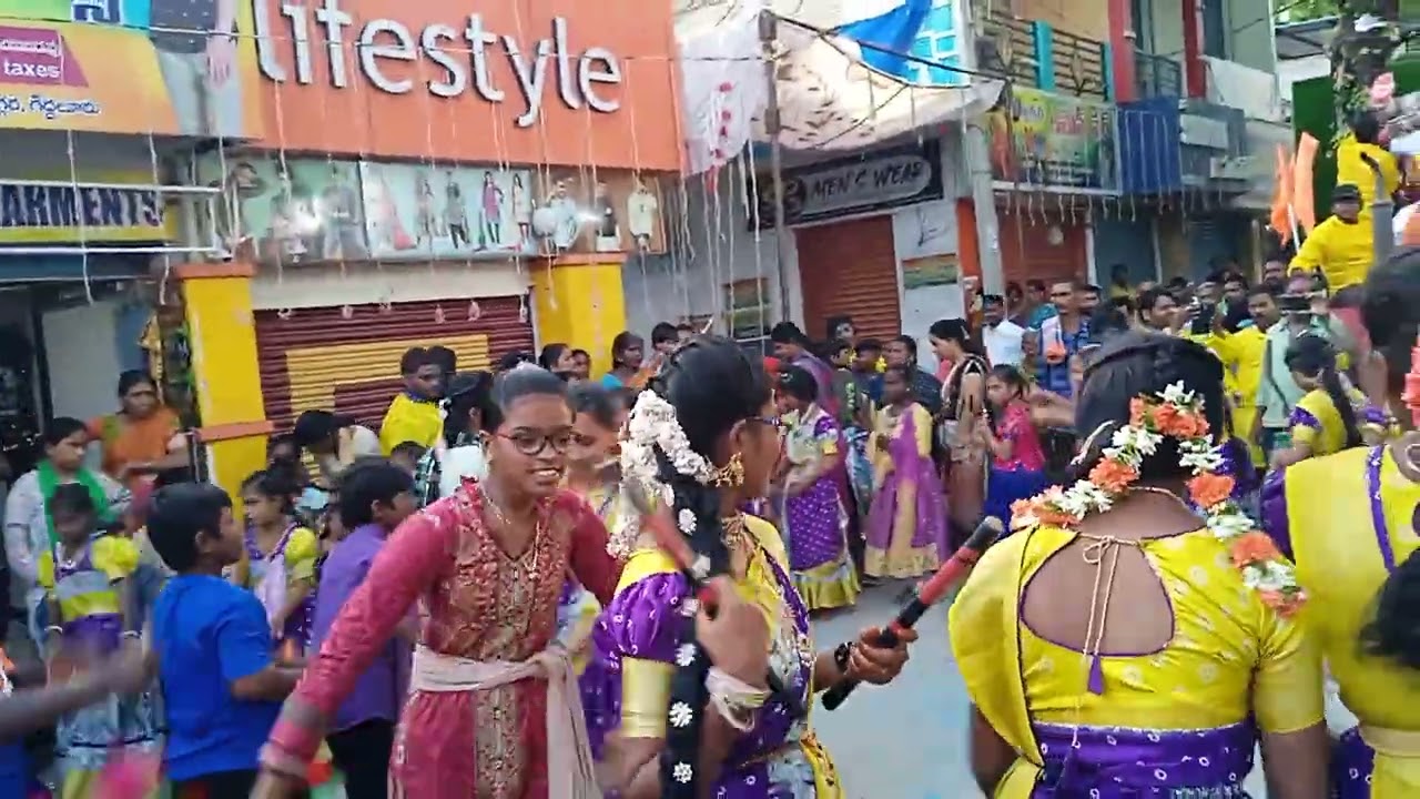 గిద్దలూరు ఎల్లా వారి వీధిలో కోలాటం వినాయక చవితి సందర్భంగా స్వామివారి నిమజ్జన కార్యక్రమం