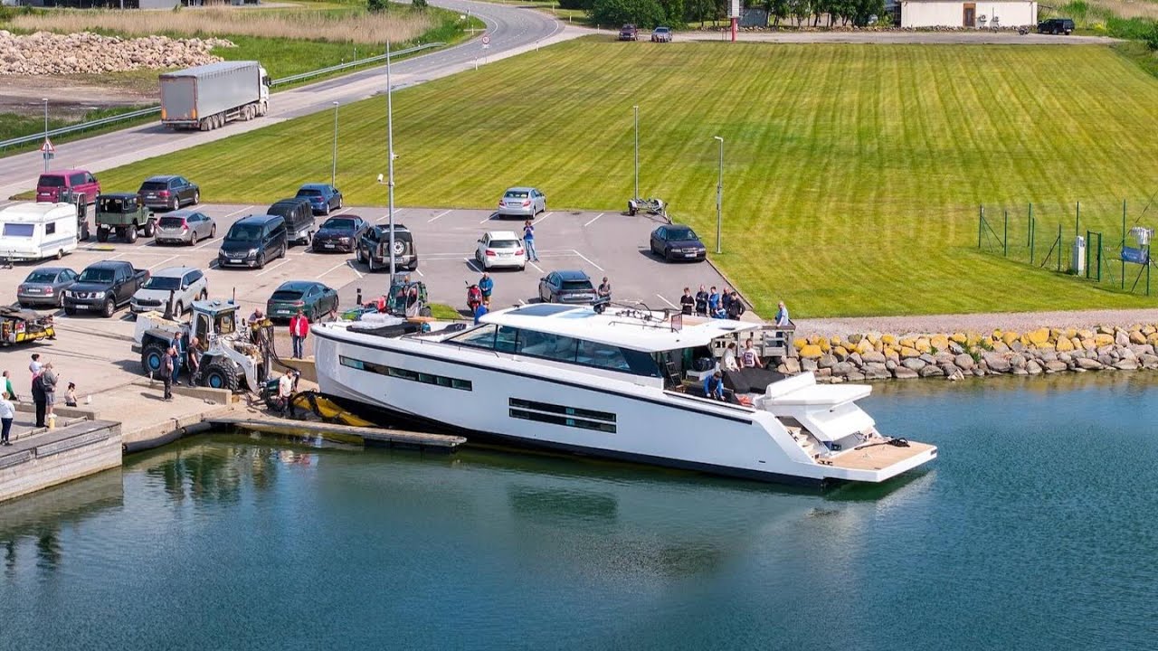 Launch of the Delta 72 hull nr 1