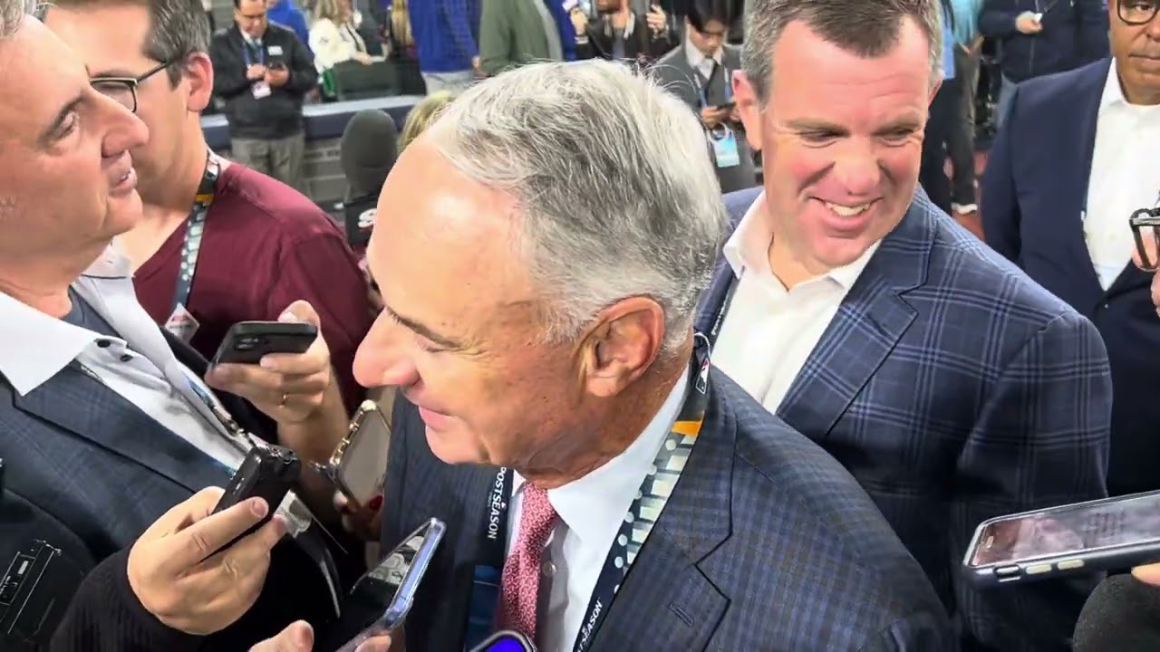 Комиссар MLB Роб Манфред общается со СМИ перед второй игрой Мировой серии; рассказывает о MLB в В...