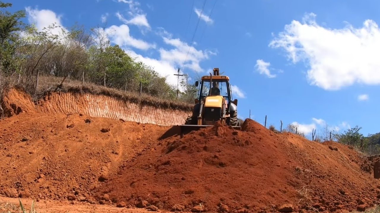 Retroescavadeira JCB Fazendo Rampa Espelhada