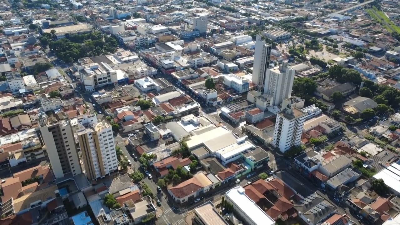 DJI Mini 4K atravessando o centro da minha cidade 