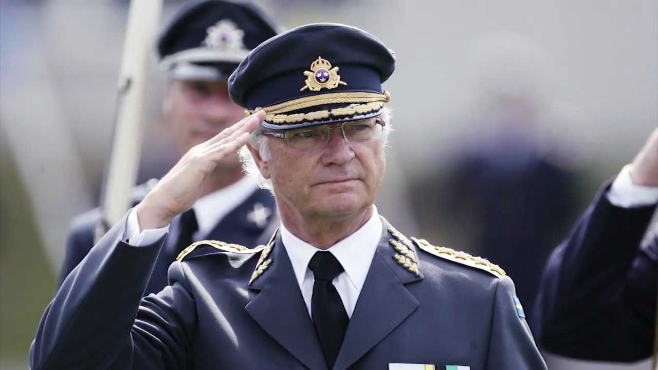 Högkvarteret mottager sitt fälttecken av H.M.Konungen