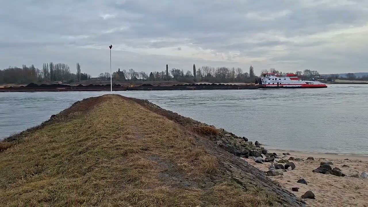 Veerhaven XI en Veerhaven VIII passeren elkaar op de Waal bij Nijmegen.