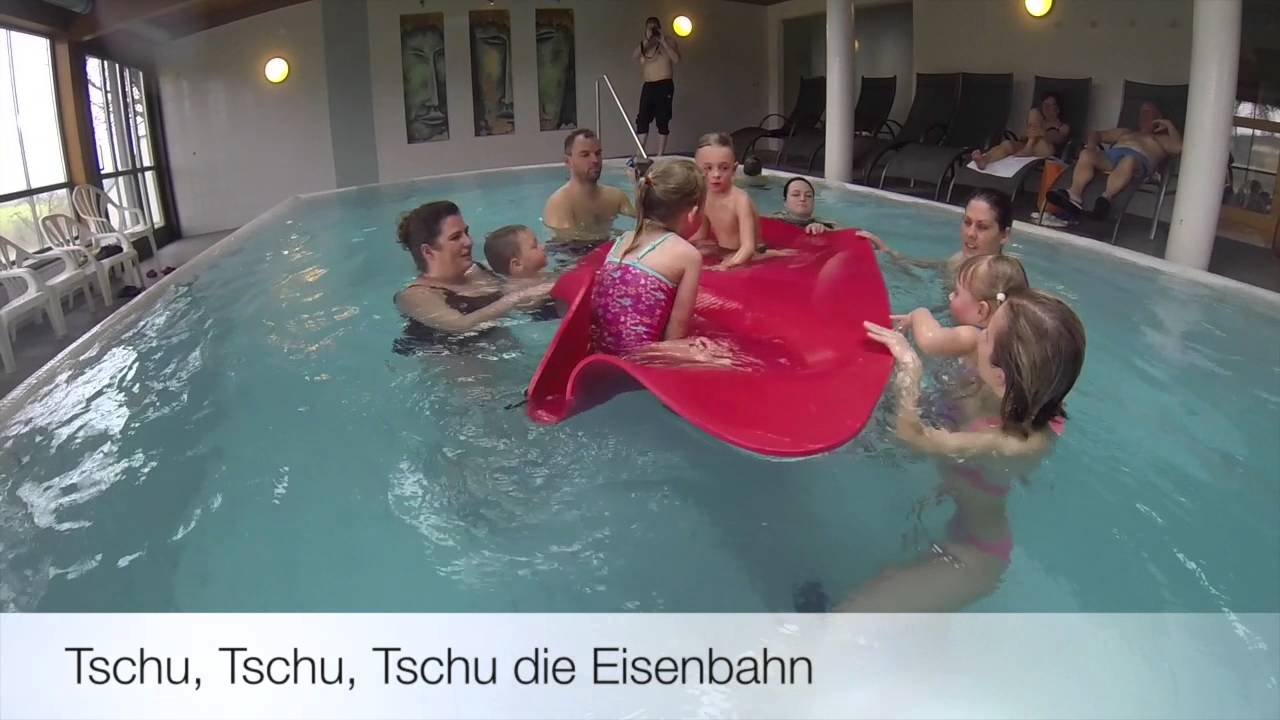 Babyschwimmen - Schwimmen lernen mit Mama ab drei Jahren