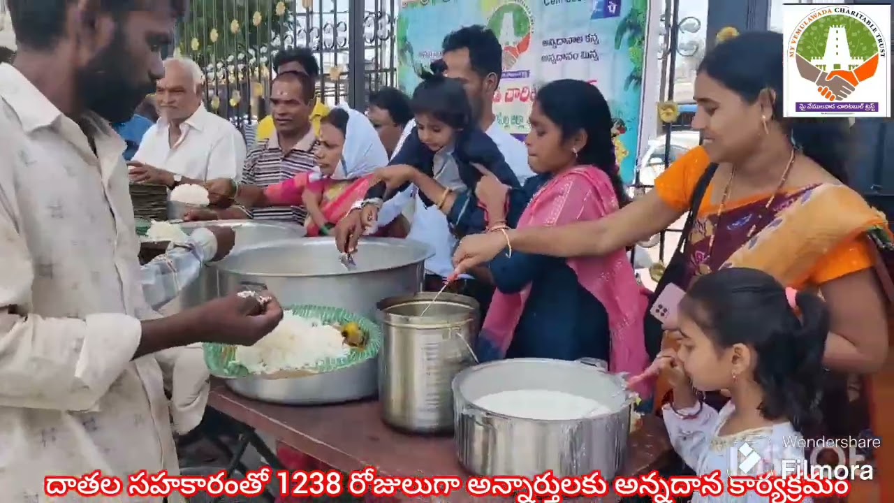 అన్నదానం మహాదానందాతల సహకారంతో  రాజన్న ఆలయం వద్ద 150 మంది అన్నార్తులకు పేదలకు అన్నదాన కార్యక్రమం.