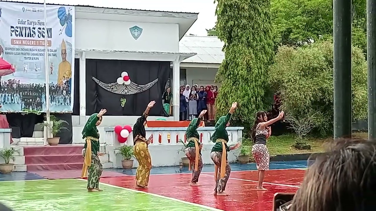 Persembahan tarian Nusantara dari siswa-siswi SMA Negeri I Kota Tual 