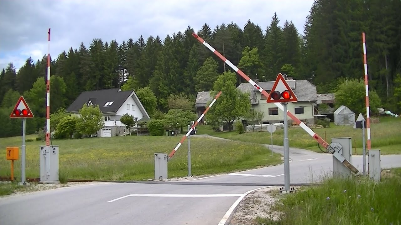 Spoorwegovergang Prevalje (SLO) // Railroad crossing // Železniški prehod
