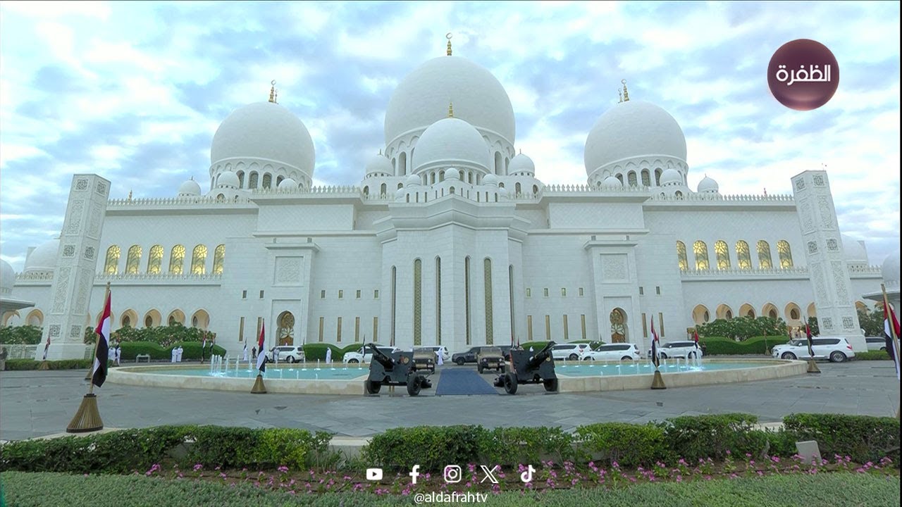 رئيس الدولة يؤدي صلاة العيد في جامع الشيخ زايد في أبوظبي