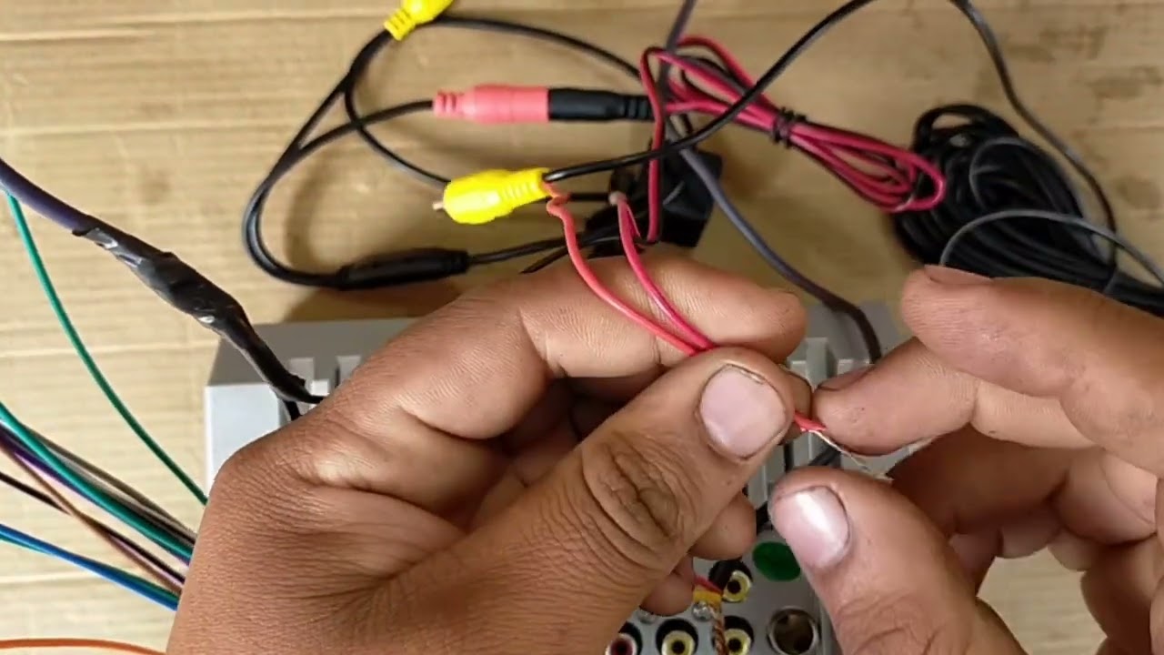 instalación de camara de reversa en estéreo de pantalla.
