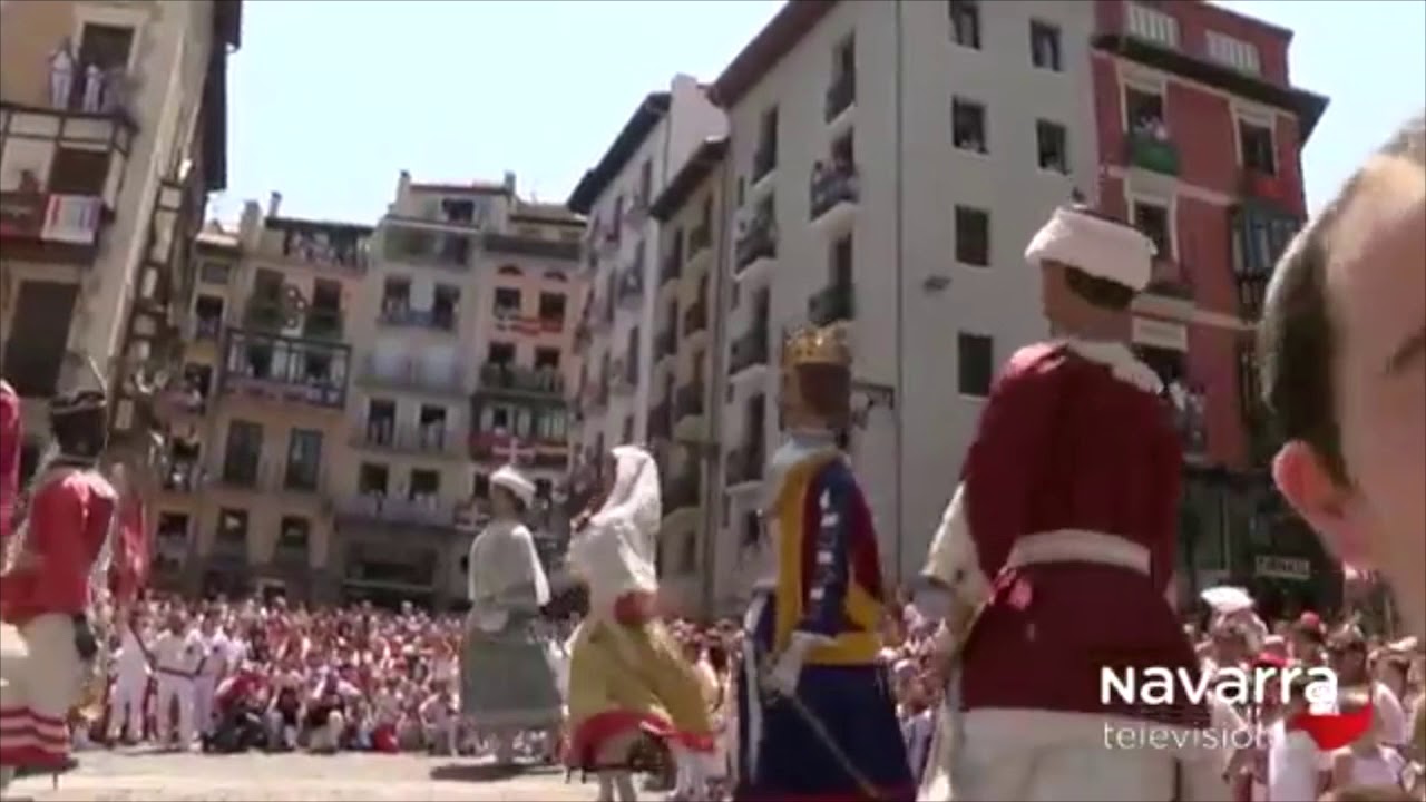 Los gigantes bailan el Riau Riau