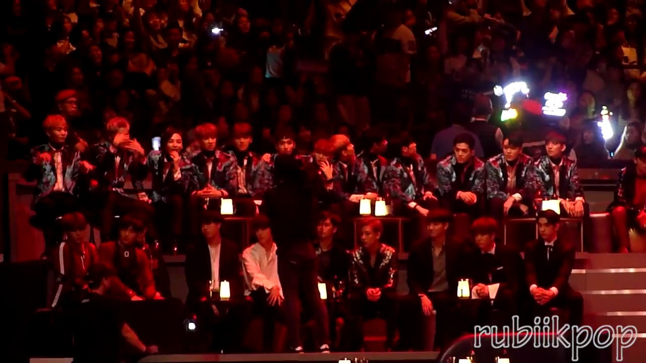 [REACTION FANCAM] 161202 MAMA - SEVENTEEN, GOT7 react to BTS Fire (feat many backdancers)