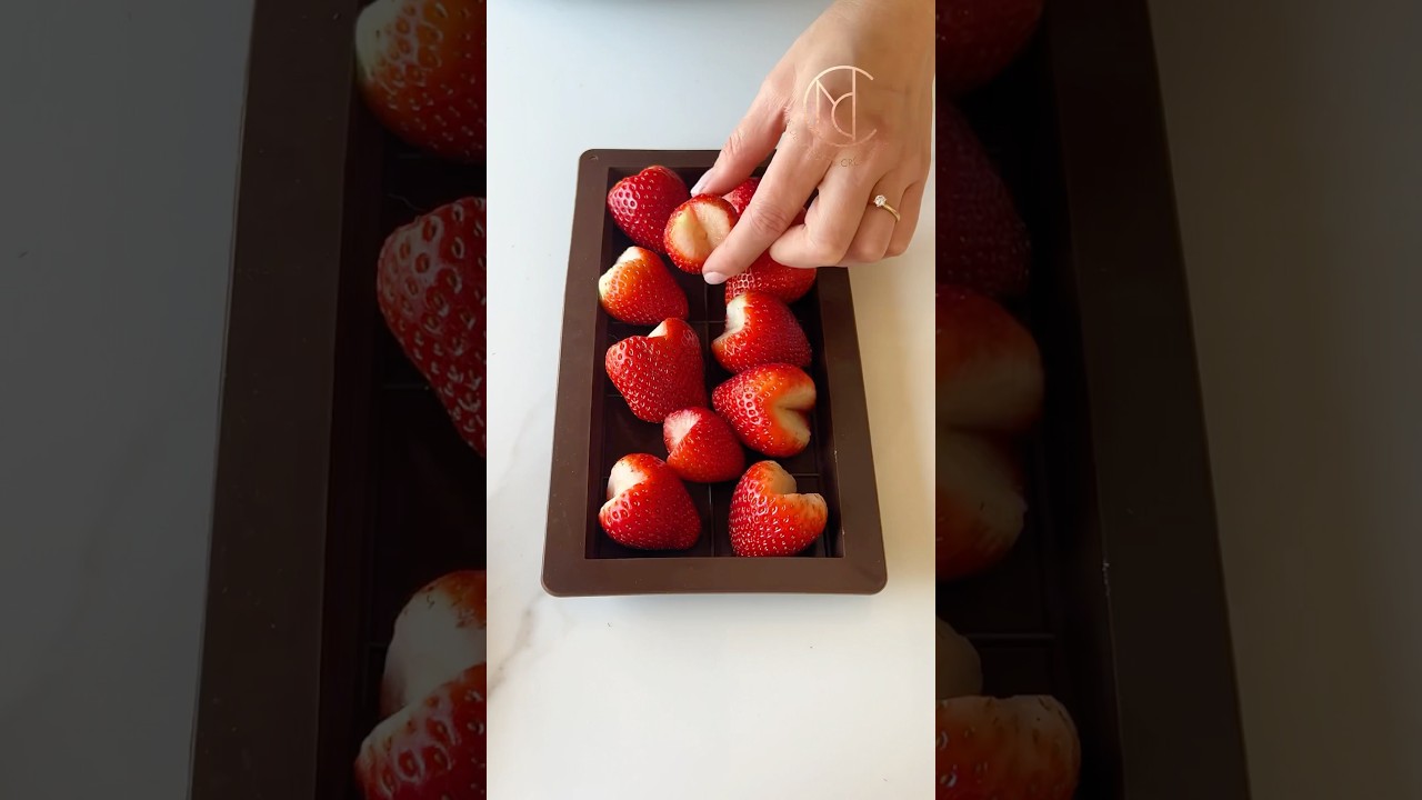 Placez des fraises dans une tablette ajoutez du chocolat et faites vous plaisir! 
