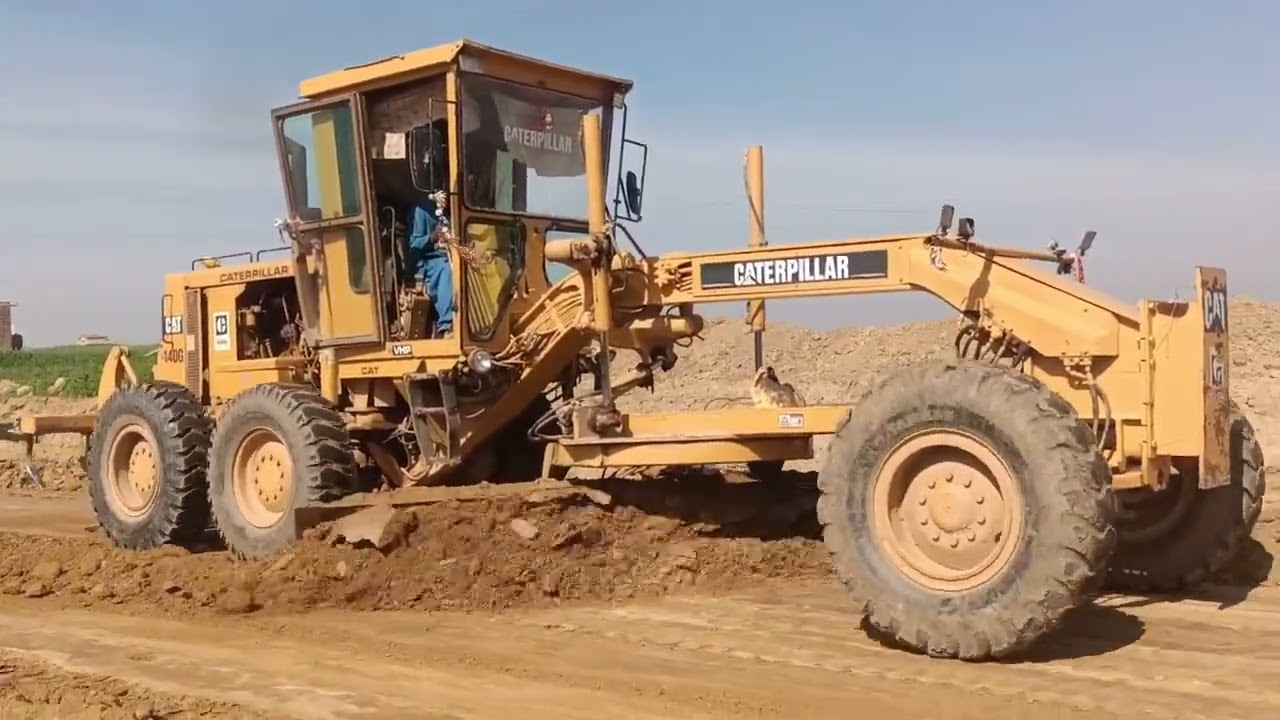 Grader caterpillar 140G work the road