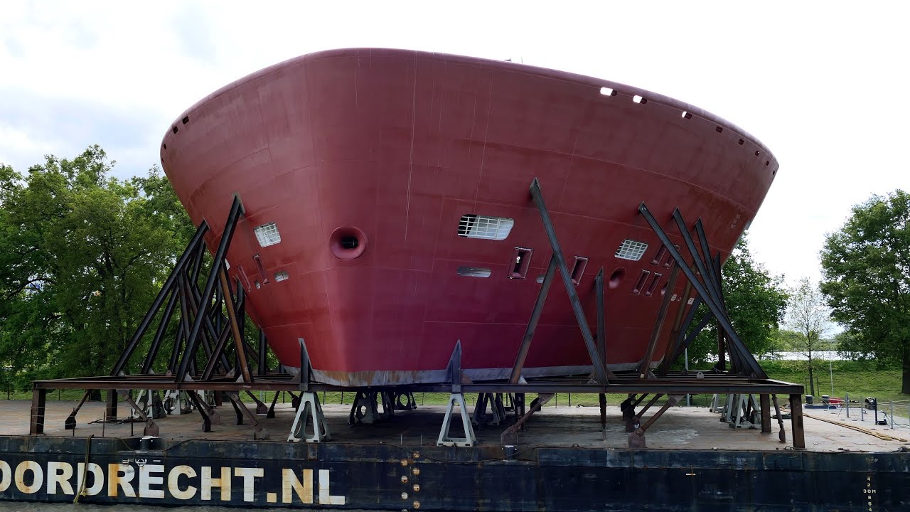 AIDAcosma Bugspitze zur Meyerwerft geschleppt - Transport auf der Ems am 13.05.2020