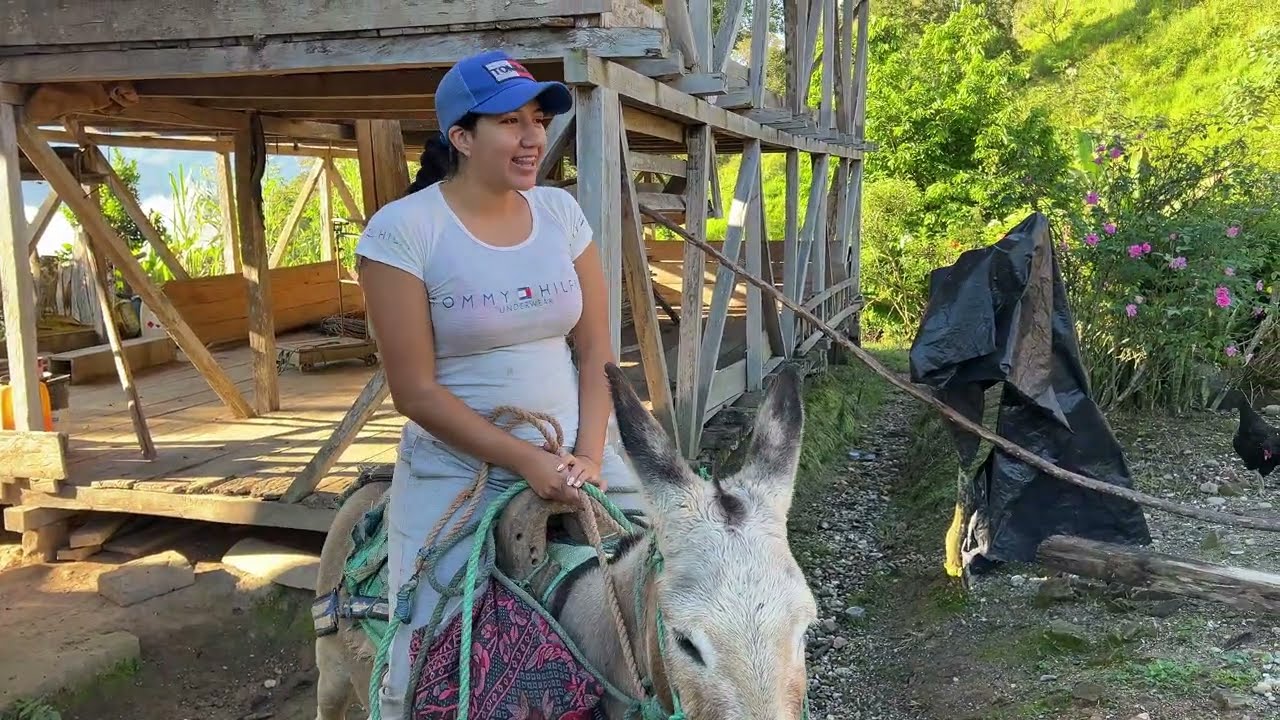 Montada en mi burrito, camino a la finca a sacar cacao. Pt 2