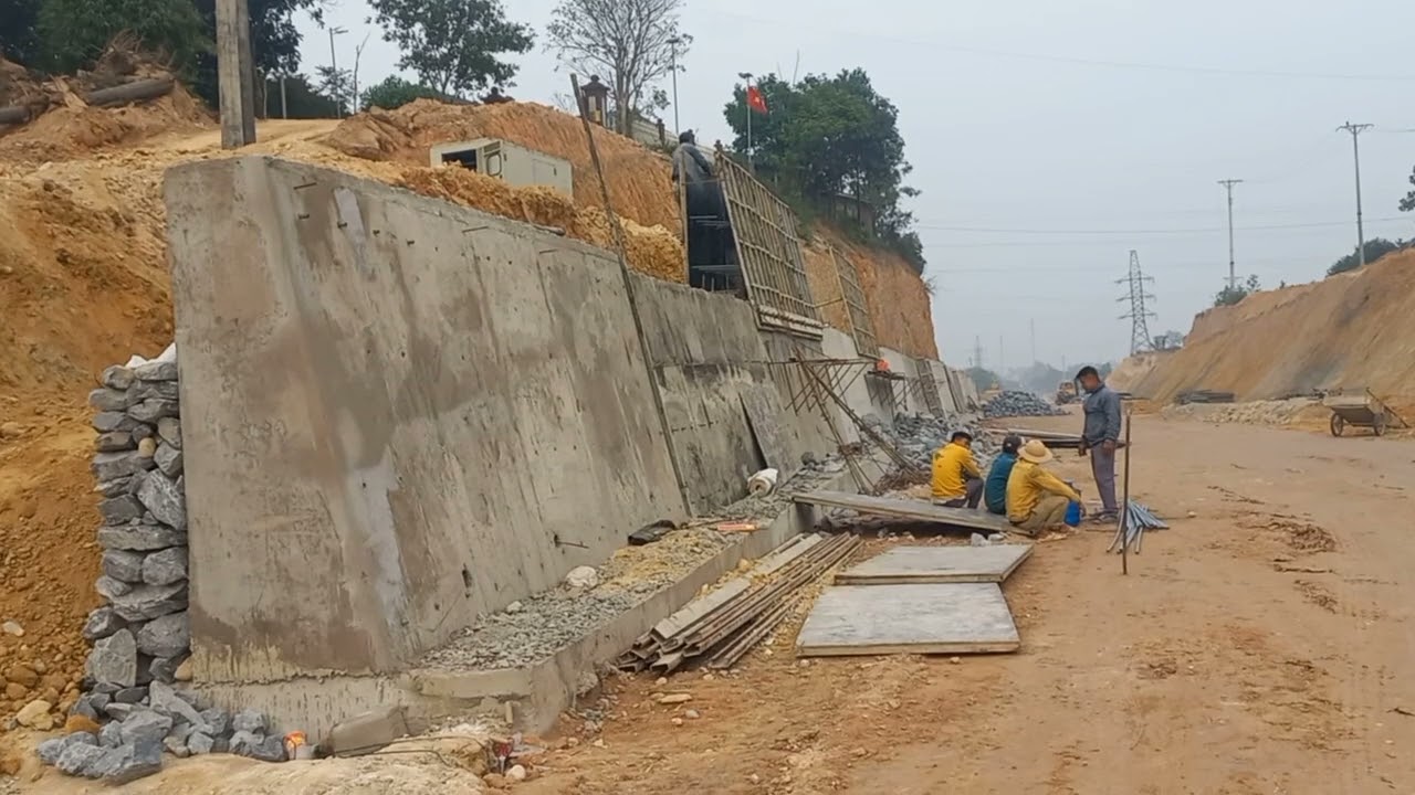 Đoạn đường qua dốc đỏ đi ra đường 315 sử dụng bê tông cốt xát chống sạt lở taluy duong