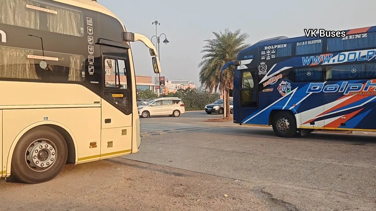 Buses stopped for morning breakfast on Mumbai - Pune Express Highway 