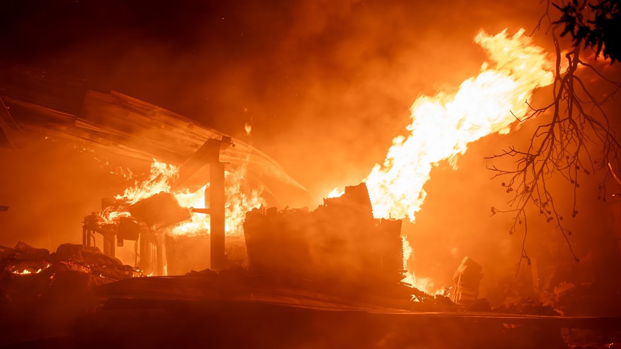 Flammenhölle in Leuchtenberg: Millionenschaden nach Großbrand auf einem Bauernhof
