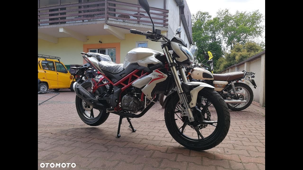 Benelli BN125 w detalach, pierwsze wrażenia