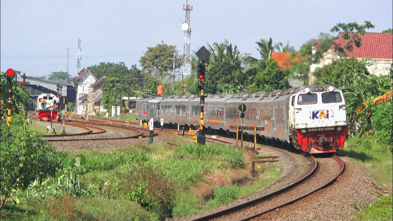 KERETA API PANJANG‼️ MENEMUKAN 17 KERETA API DI DEKAT STASIUN KROYA