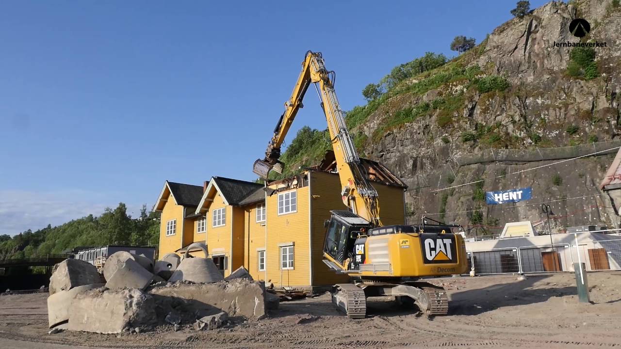 Her rives stasjonsbyggene på Holmestrand stasjon