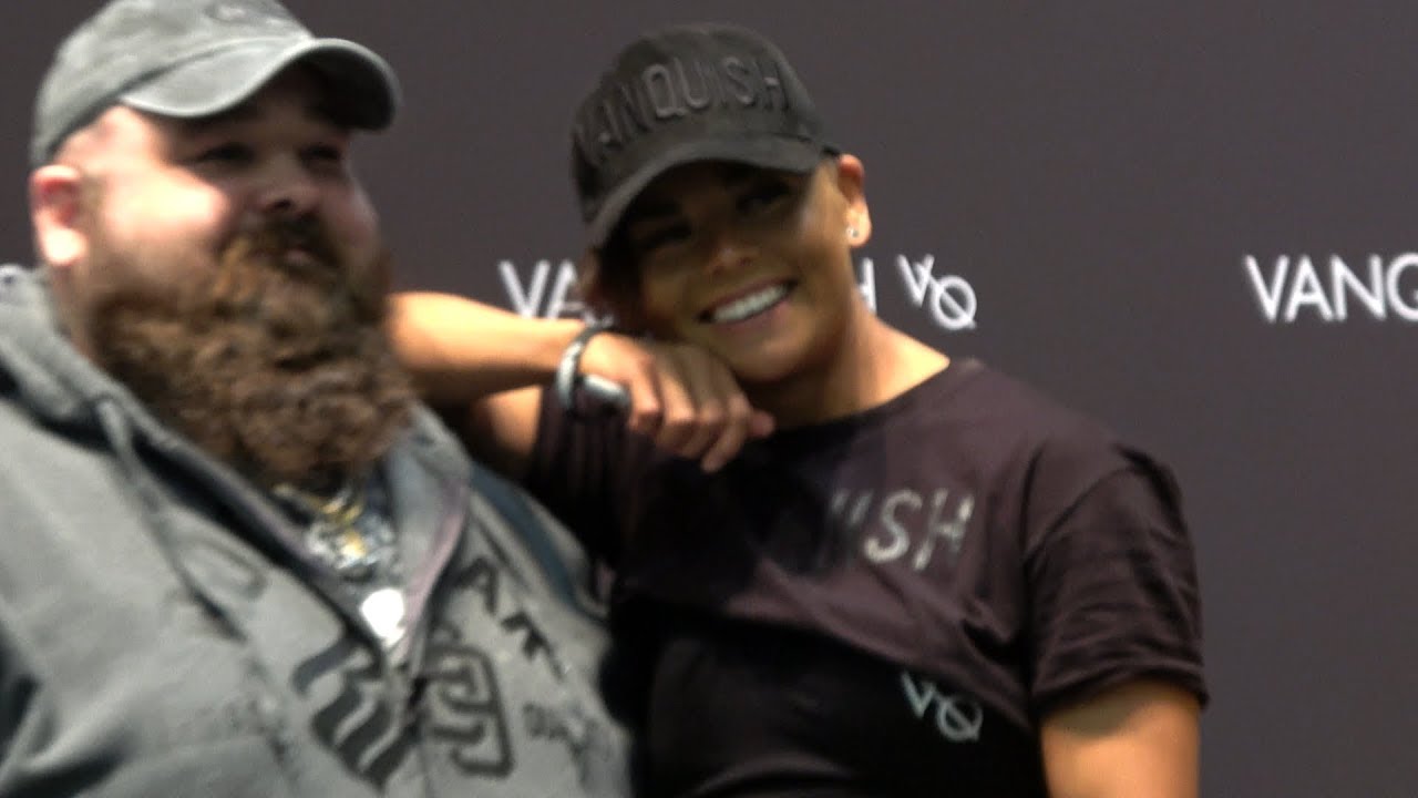 ⭐️ Female bodybuilder Sophie Arvebrink at Arnold showing love to fans