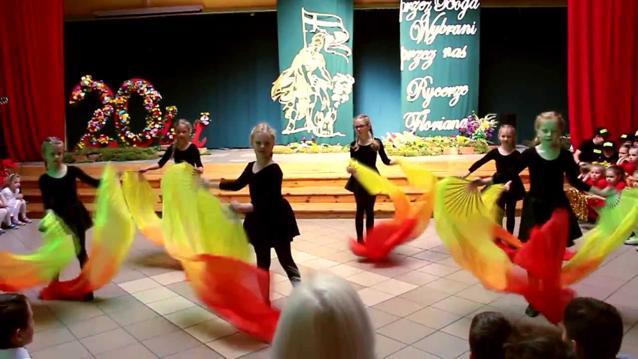 Taniec ogników - 20-lecie nadania szkole imienia Strażaków Polskich