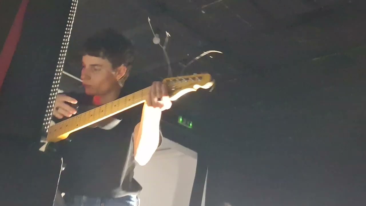 Autoreverse: Nina Garcia (guitare) et Arnaud Rivière ( table de mixage, objets )