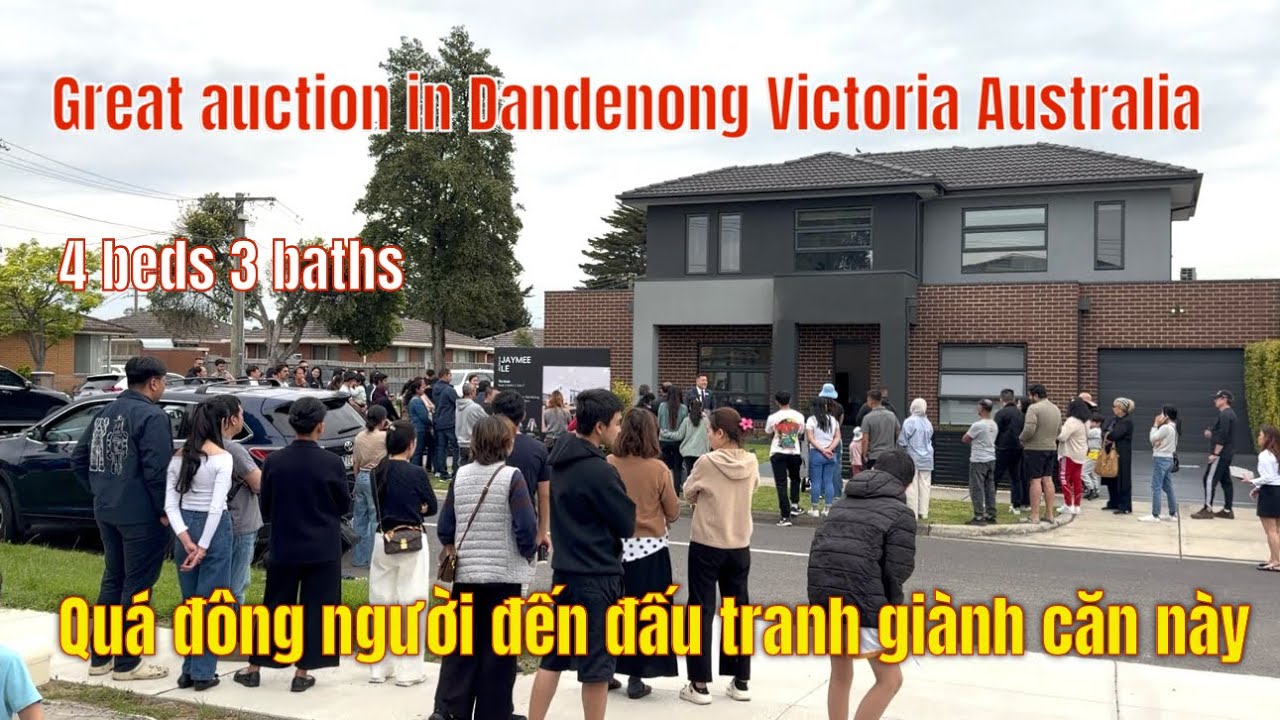 Great auction in Dandenong Victoria. Đông người đến đấu và tranh giành căn nhà này.