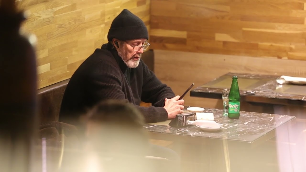 Mads Mikkelsen: V Praze na sushi!