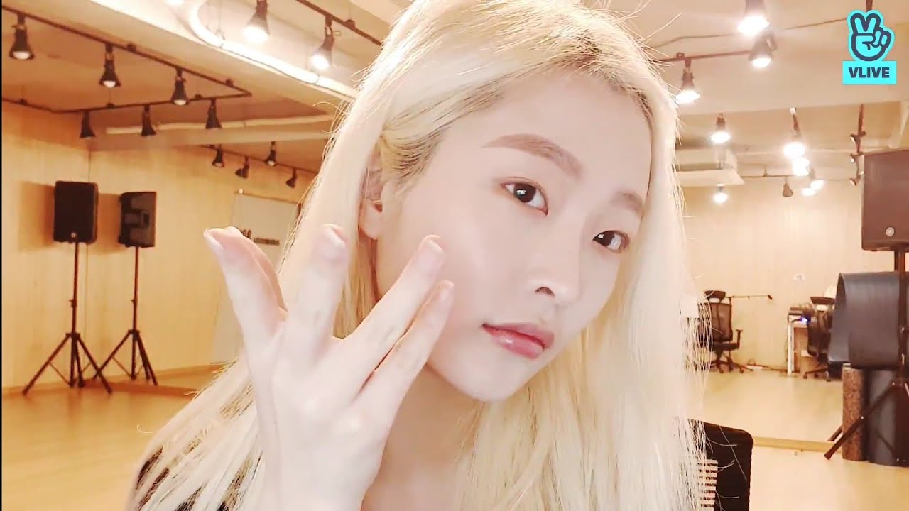 Eunwoo (HINAPIA) singing ITZY's 