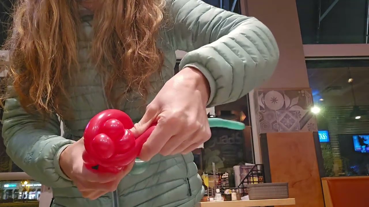 Balloon twisting a rose #balloontwister #balloonsculpture #balloon 
