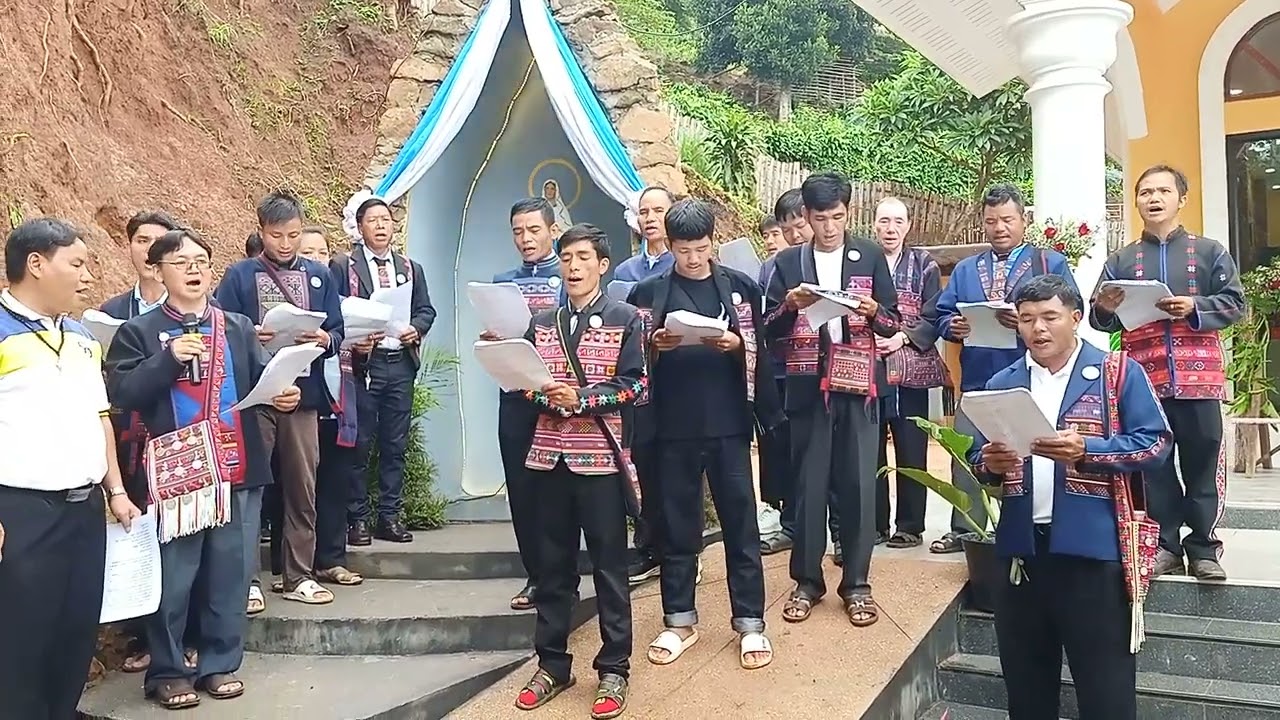 Ban Pha Deng Luangဖာဒဲန်လုံရွာ၊ စိန့်ဘားနားဘာစ်ဘုရားရှိခိုးကျောင်းကောင်းချီးပေးအပ်နှံသောနေ့ (1)
