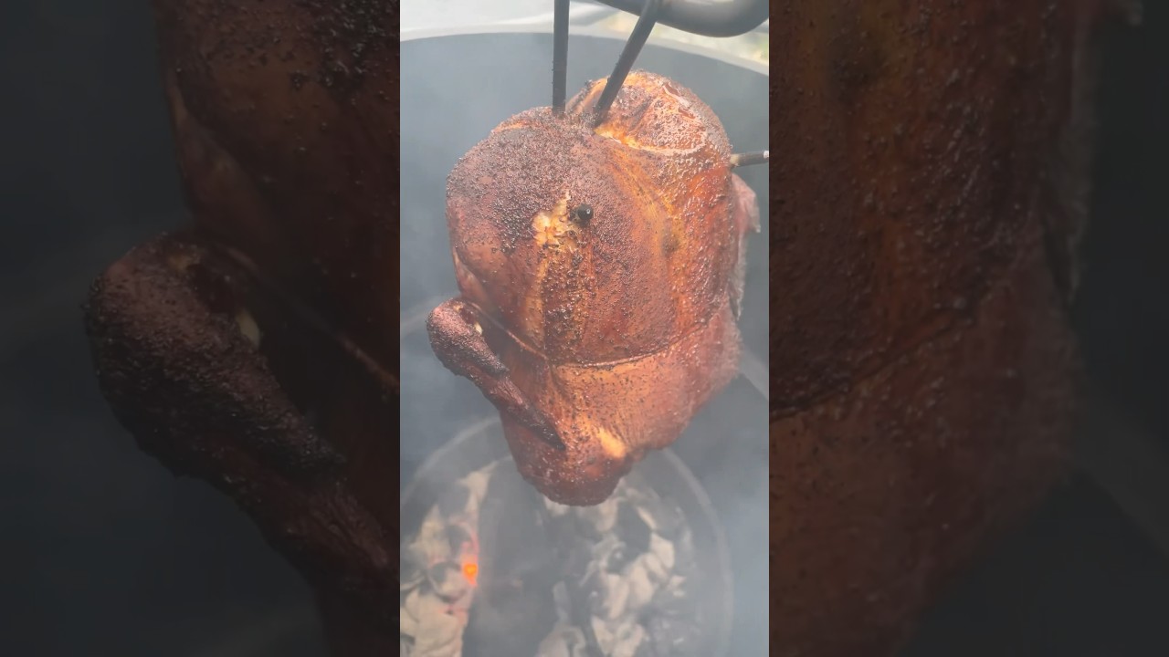 Подвешенная курица в бочковой коптильне 