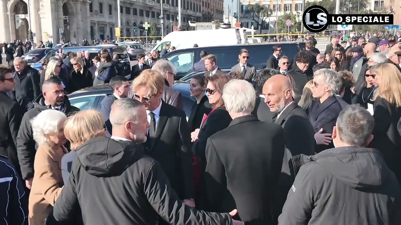 Valentino Funerali, l'uscita del feretro e la commozione di Anne Hathaway e Donatella Versace