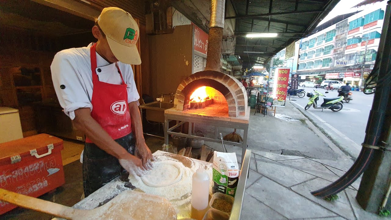 พิซซ่าเตาฟืนของแท้ ขายข้างทางที่พิษณุโลก อร่อยร้อนๆชีสยืด
