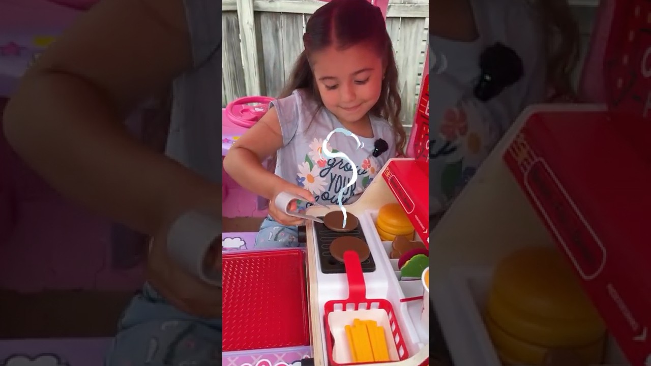 Hamburger Food Toys Elizabeth and Briceida Play Selling Hamburgers  #elizabethandbriceida