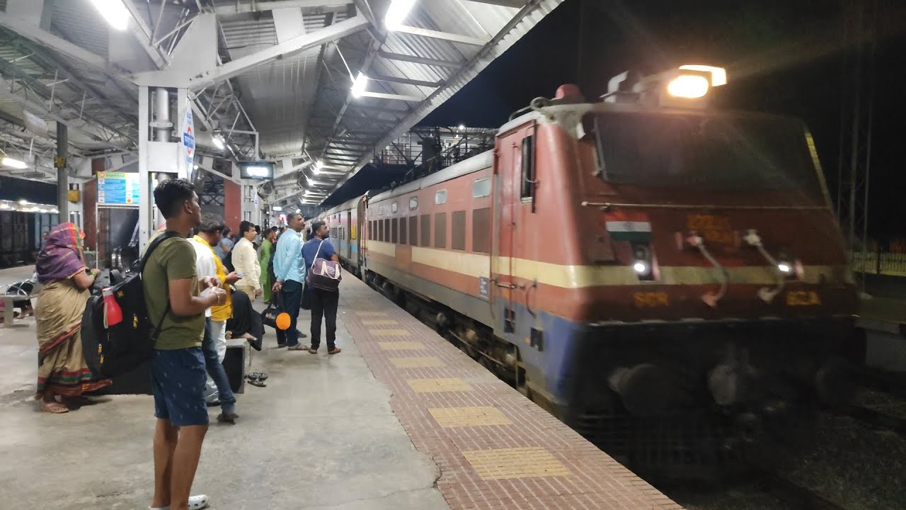 2+ HOURS LATE!! Vishakapatnam Lokmanya Tilak Terminus Express arriving at Kalaburagi Railway Station