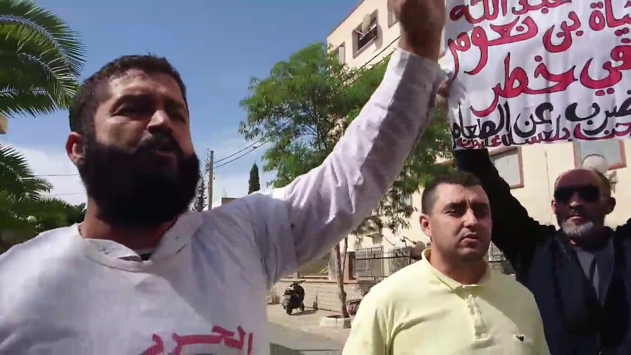 تنظيم  وقفة سلمية امام محكمة واد ارهيو رفعوا من خلالها لافتات تضامنية مع الناشط المعتقل والمضرب عن ا