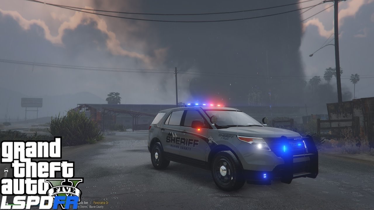 GTA 5 LSPDFR Police Mod 286 | Tornado Completely Destroys Blaine County & Sends Cars & Debris Flying